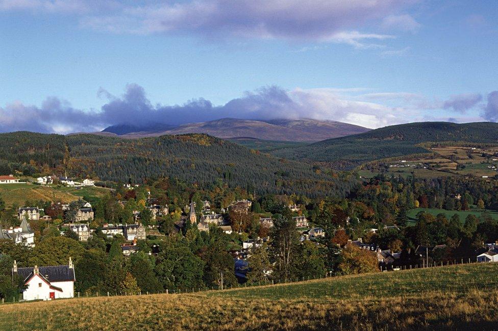 Tref Strathpeffer yng nghanol mynyddoedd yr Alban