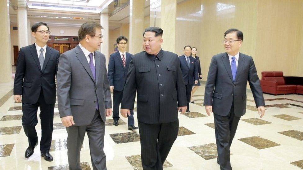 Kim Jong-un (4R) with the South Korea delegation in Pyongyang (5 March 2018)