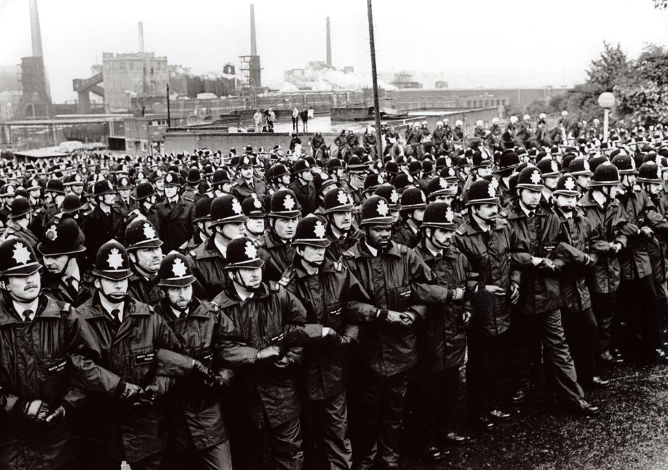 Lines and lines of police officers, Orgreave 1984