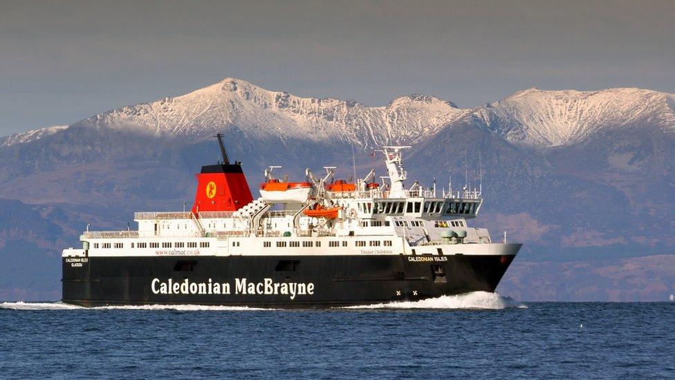 MV Caledonian Isles agus Eilean Arainn