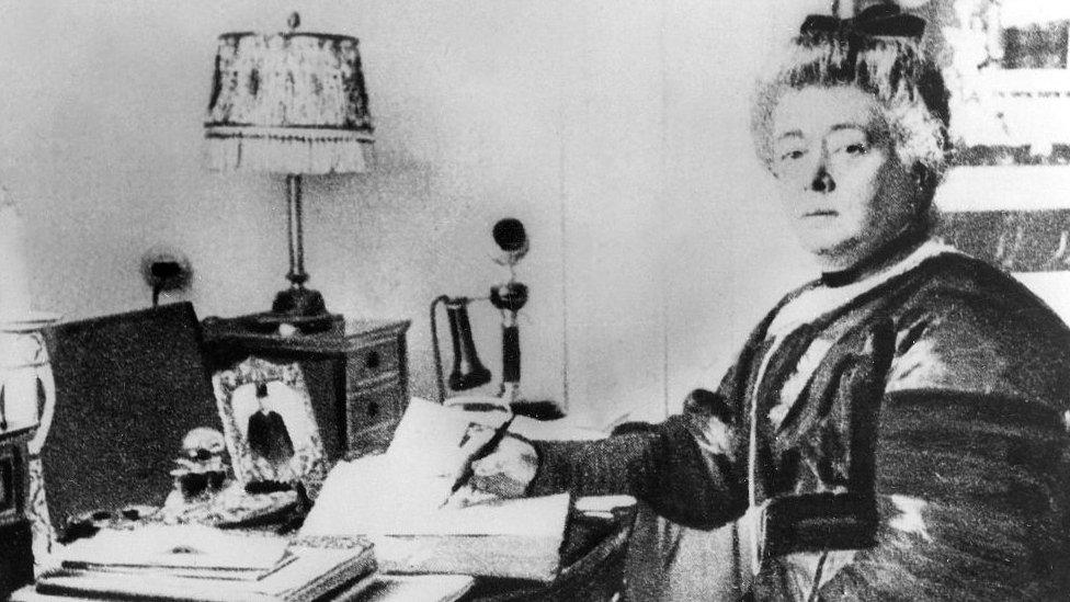 Bertha-von-Suttner-at-a-desk.