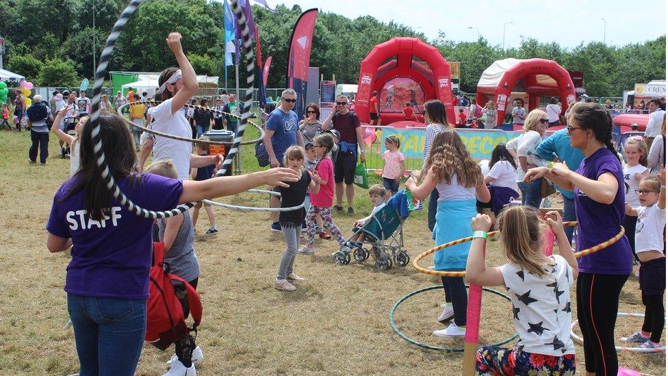 Gweithdy Hwpiau Hula (oes yna derm Cymraeg?) ym Mhentref Mistar Urdd heddiw