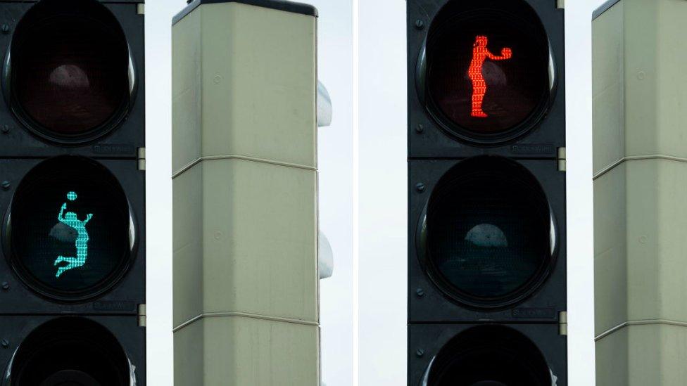 Beach-volleyball-themed-traffic-lights.