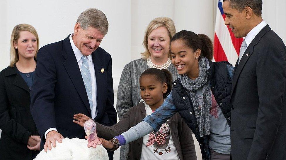 Obama and daughters at 2009 turkey pardoning