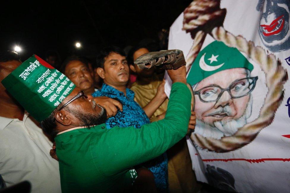 Crowd celebrates the execution of Motiur Rahman Nizami in Dhaka, 11 May