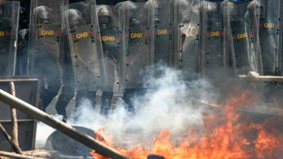 Members of the Bolivarian National Guard (GNB) block the passage to a demonstration against the government of President Nicolas Maduro in Caracas (26 April 2017)