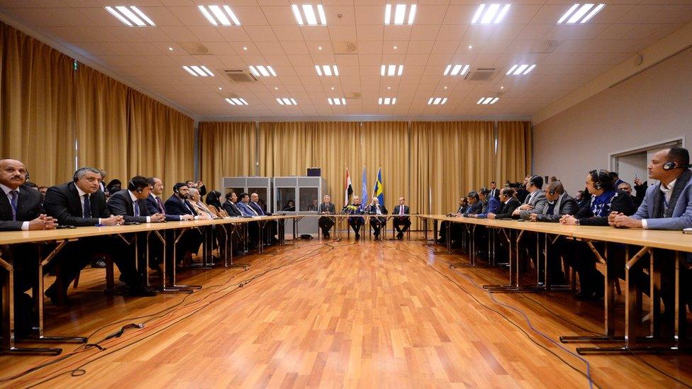 Swedish Foreign minister Margot Wallstrom (C,2L), UN special envoy to Yemen Martin Griffiths (C, 2R) and delegates of Yemen's government and Yemen's Houthi rebels attend the opening press conference of the Yemeni peace talks at Johannesberg castle in Rimbo, Sweden on December 6, 2018