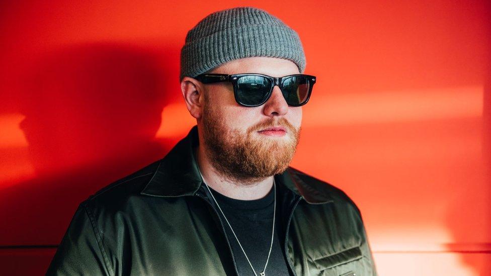 Tom Walker's secret Cirencester gig in memory of close friend - BBC News