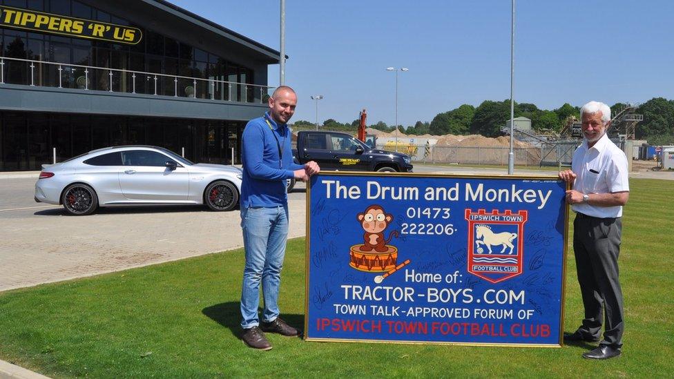 Drum and Monkey sign