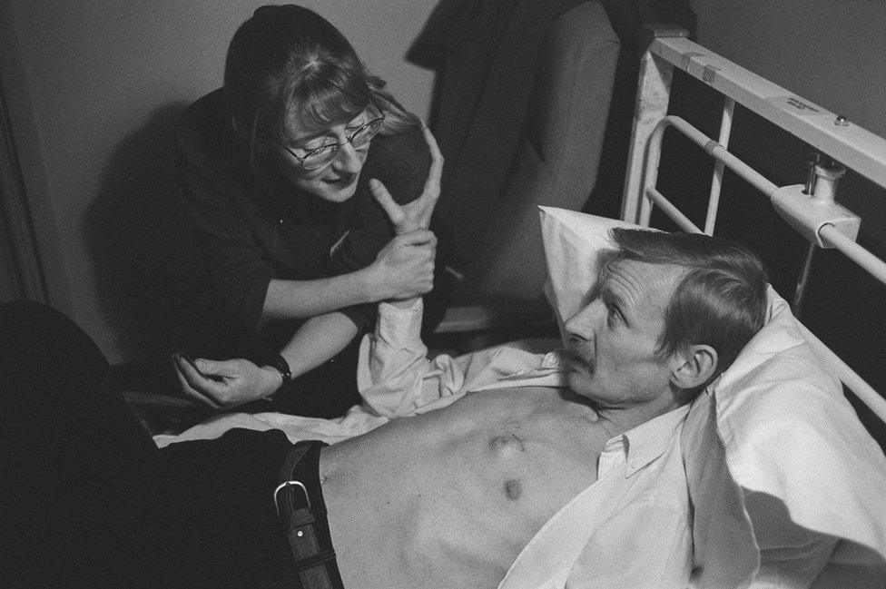 A patient talks to a nurse.