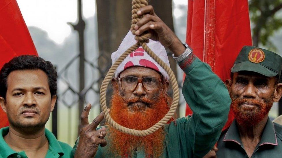 Bangladeshi campaigners for capital punishment for war criminals demonstrate outside the Supreme Court (18 November 2015)