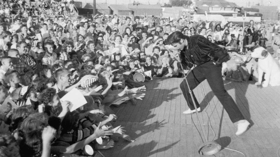 Elvis Presley yn canu o flaen cynulleidfa ifanc yn 1957