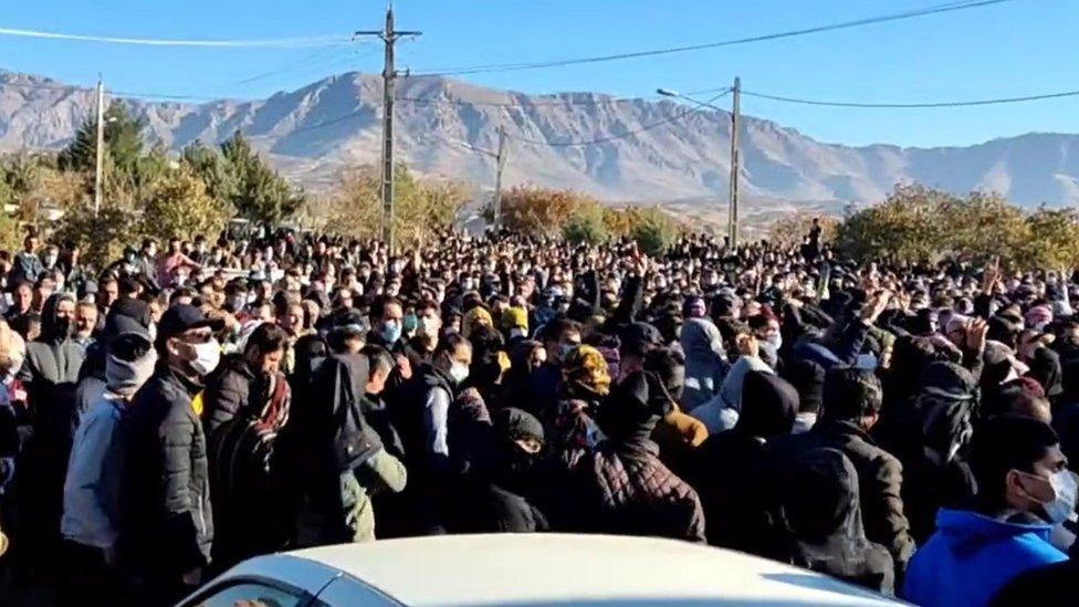 Mourners chant anti-government slogans at the funerals of two protesters in Javanroud, Bahaadin Vaisi and Irfan Kakai (21 November 2022)