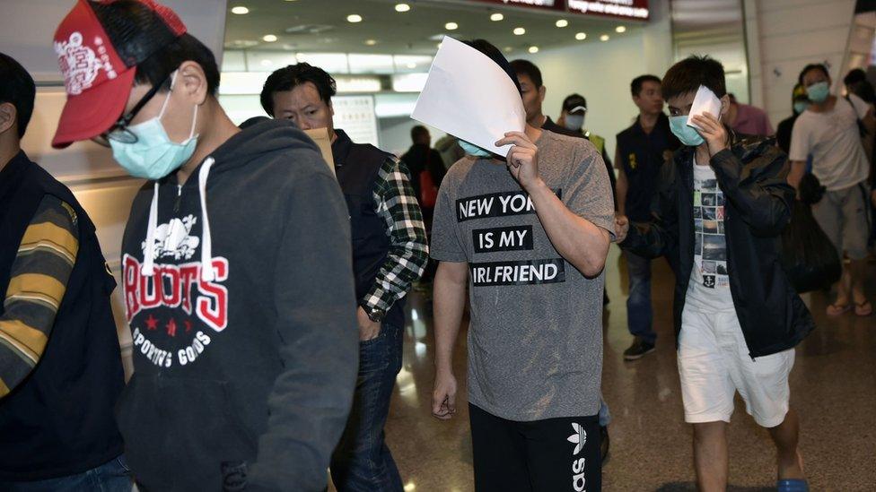 Alleged fraud suspects arrive at Taoyuan Airport from Malaysia on 15 April 2016.