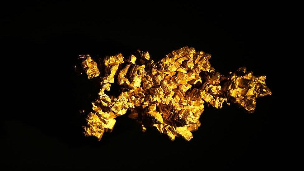 he Latrobe nugget, the largest clusters of cubic gold crystals currently known. Dated 19th Century