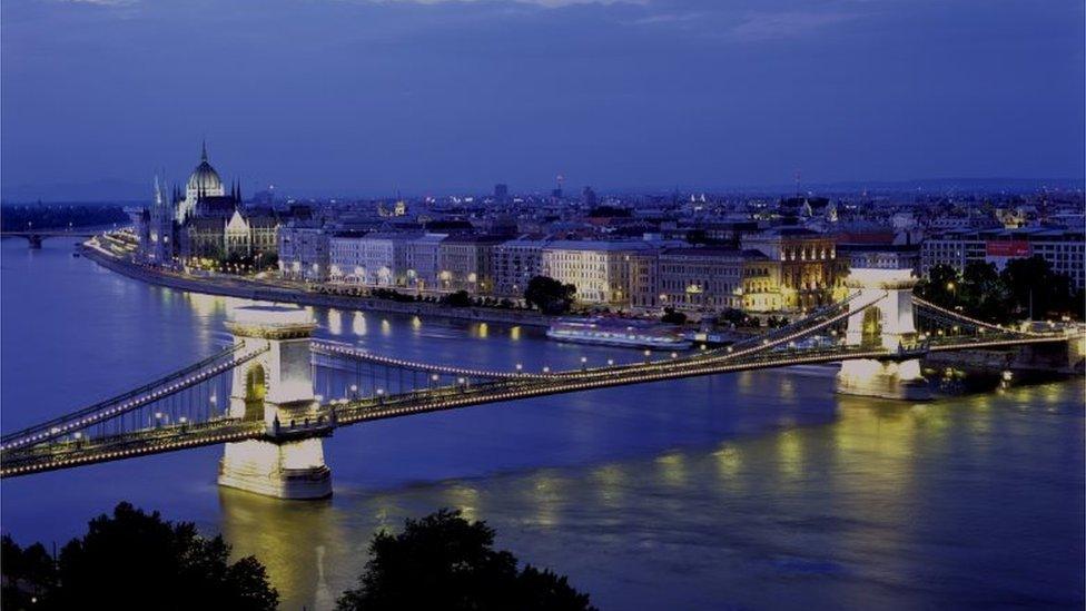 Szechenyi Lanchid Chain Bridge over the River Danube, Budapest