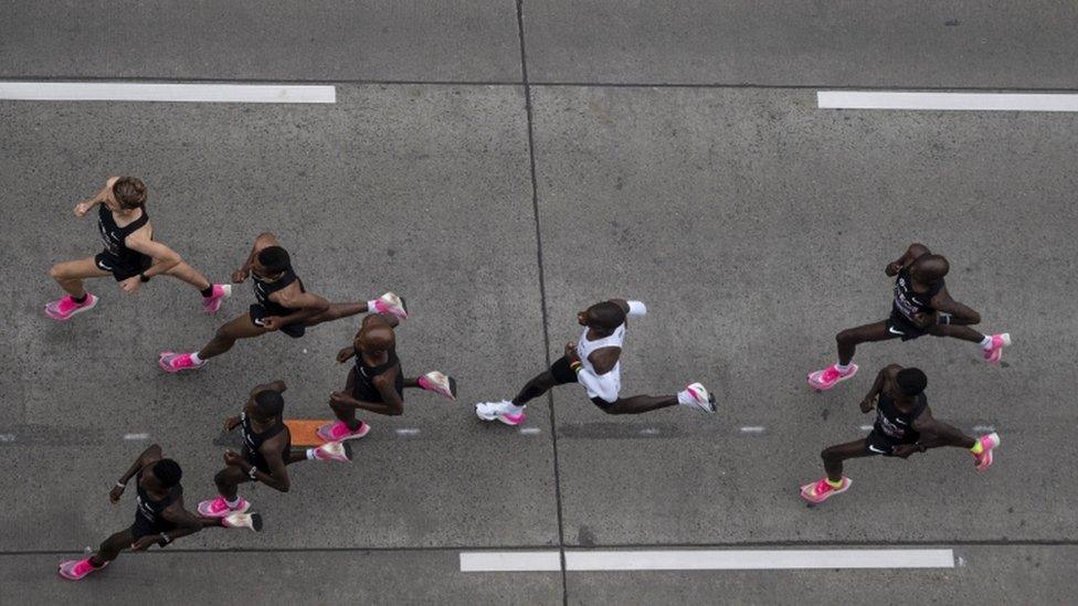 Eliud Kipchoge running with pacesetters