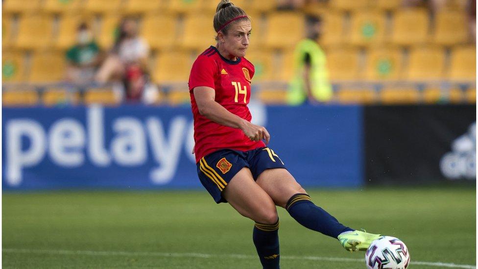 Alexia Putellas playing for Spain