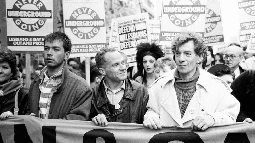 Stifyn Parri, Michael Cashman a Ian Mckellen yn arwain yr orymdaith yn erbyn Clause 28, Manceinion, Chwefror 1988.