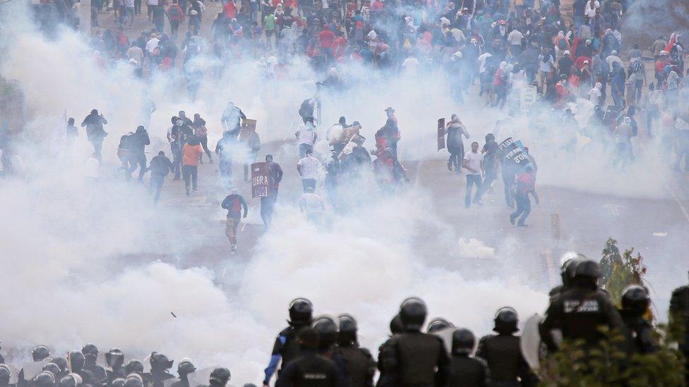 Demonstrators clash with riot police and soldiers during a protest as Honduran President Juan Orlando Hernandez is sworn in as new term in Tegucigalpa, Honduras, January 27, 2018.