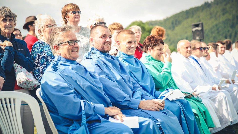 Cadno, Siryf a Chyfryngfab sef y chwaraewyr rygbi Jonathan Davies a Ken Owens a'r darlledwr Aled Samuel, yn mwynhau'r seremoni. // Broadcaster Aled Samuel and Wales rugby legends Ken Owens and Jonathan Davies soak up the atmosphere.