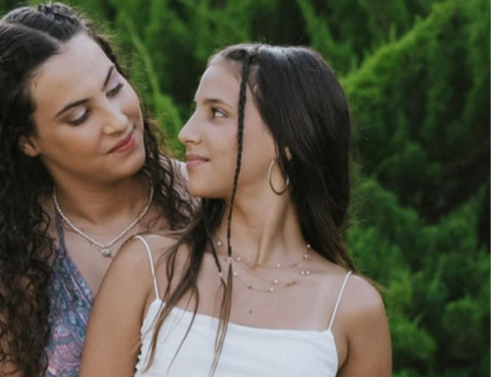 British sisters Noiya and Yahel holding hands