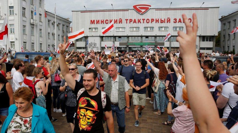 Protesters at Minsk Tractor Factory, 18 Aug 20