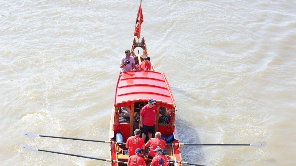 The flotilla carrying the atomic clock travels along the river Thames from Isleworth to Greenwich.