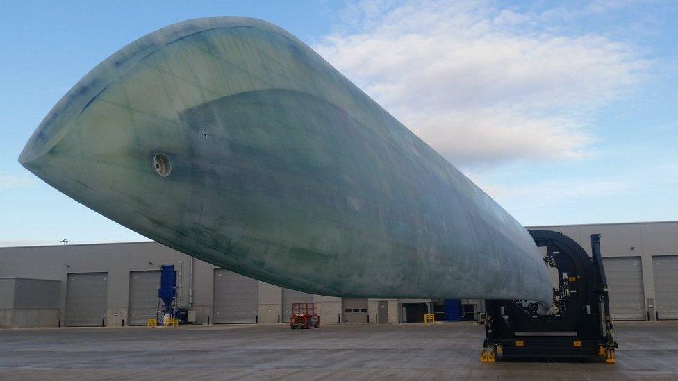 Wind turbine blade on a lorry