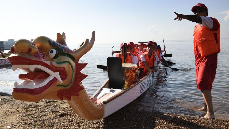 Contestants take part in Uganda"s second annual Entebbe Dragon Boat Race Festival on Lake Victoria on June 16, 2018, at the lakeside city of Entebbe. The Dragon Boat festival has it"s origins in China since 2,000 years ago and commemorates a patriotic poet, Qu Yuan. The Entebbe Drangon Boat Race festival is hoping to attract tourists from China, allowing the country to reach its target of four million tourists per year