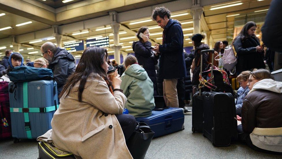 Thousands stranded at New Year as Eurostar cancelled - BBC News