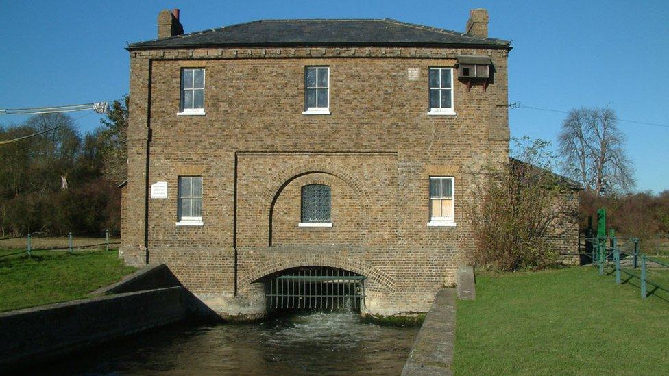 Adeilad 'New Guage' hanner ffordd rhwng Hertford a Ware ar yr afon Lea. Man cychwyn yr Afon Newydd sydd yn dechrau'i daith i Lundain o flaen yr adeilad