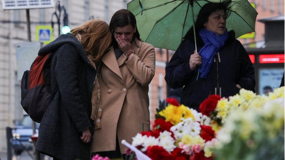 Women stay at a memorial site for the victims of a blast in St. Petersburg metro, outside Tekhnologicheskiy Institut metro station (5 April)