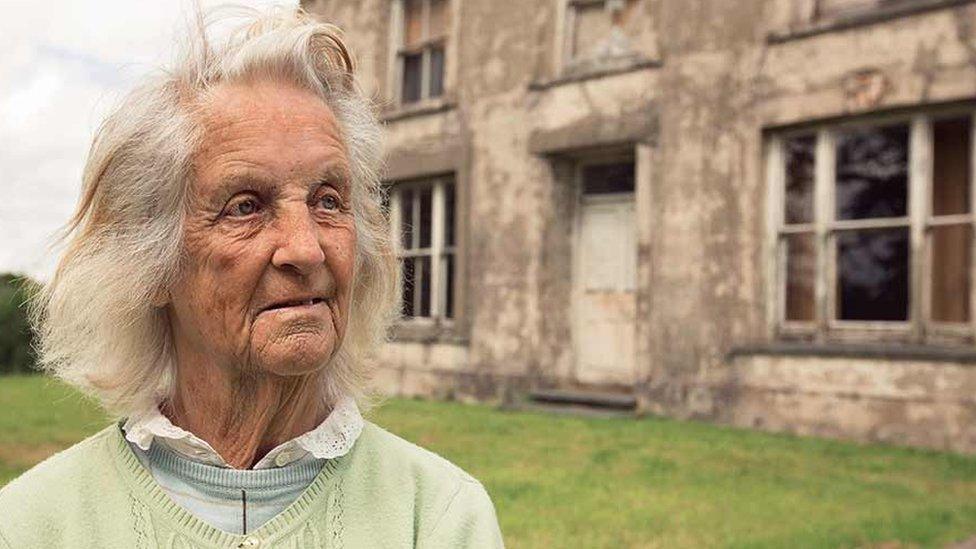 "Dyma bortread o un o gymeriadau hynod y gorllewin, Ann Williams, Y Neuadd, Llanybydder"