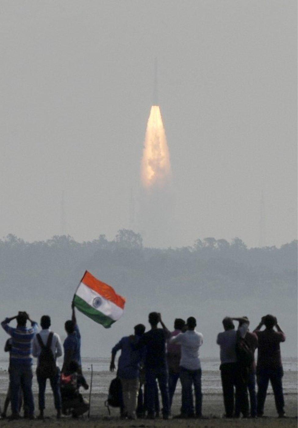 Indian onlookers watch the launch of the Indian Space Research Organisation (ISRO) Polar Satellite Launch Vehicle (PSLV-C37) at Sriharikota on Febuary 15, 2017.