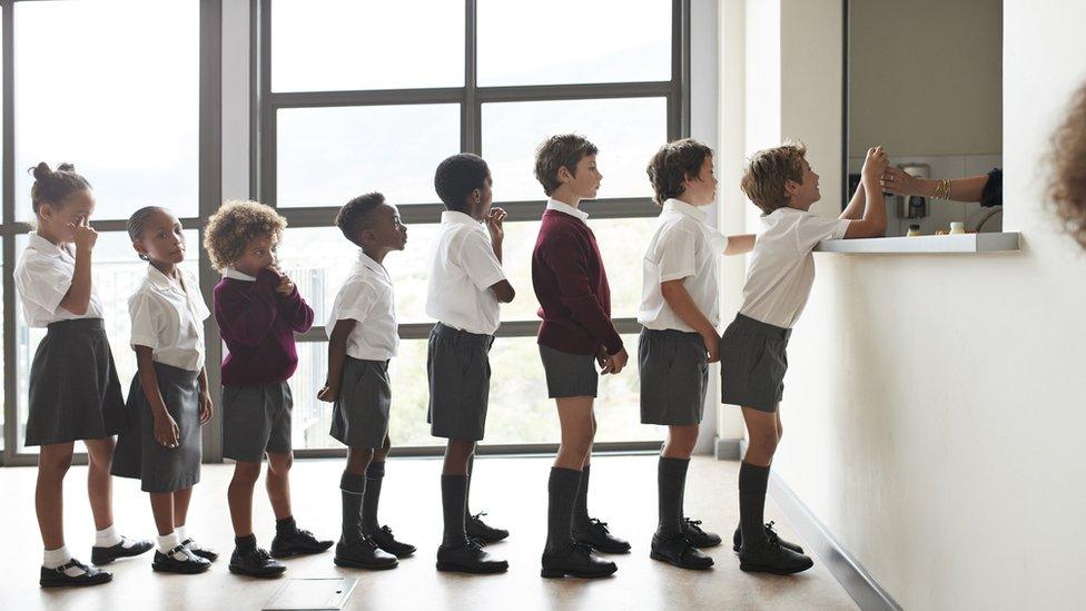 kids-queue-for-food