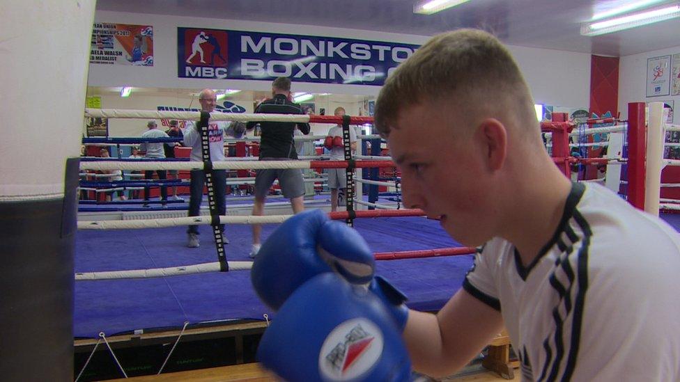 US-NI boxing project widening horizons of young fighters - BBC News