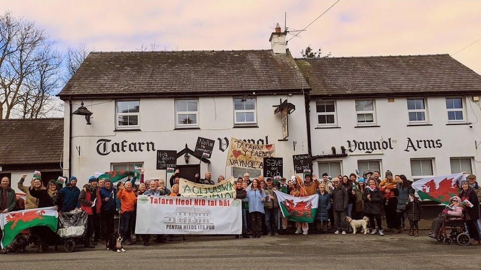 Roedd protest dros y Sul yn galw am werthu'r dafarn i grŵp cymunedol