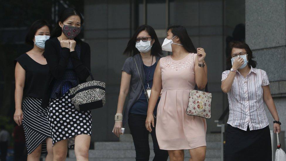 Office workers wear masks in Singapore (29 Sept 2015)