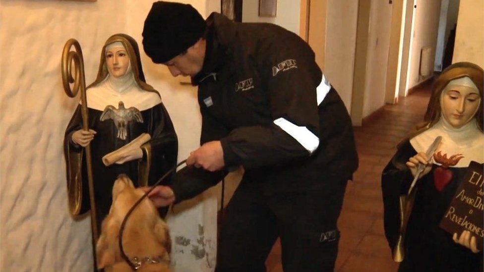 A police and dog inspect the premises of Our Lady of the Rosary of Fatima monastery on the outskirts of Buenos Aires (21/06/2016)