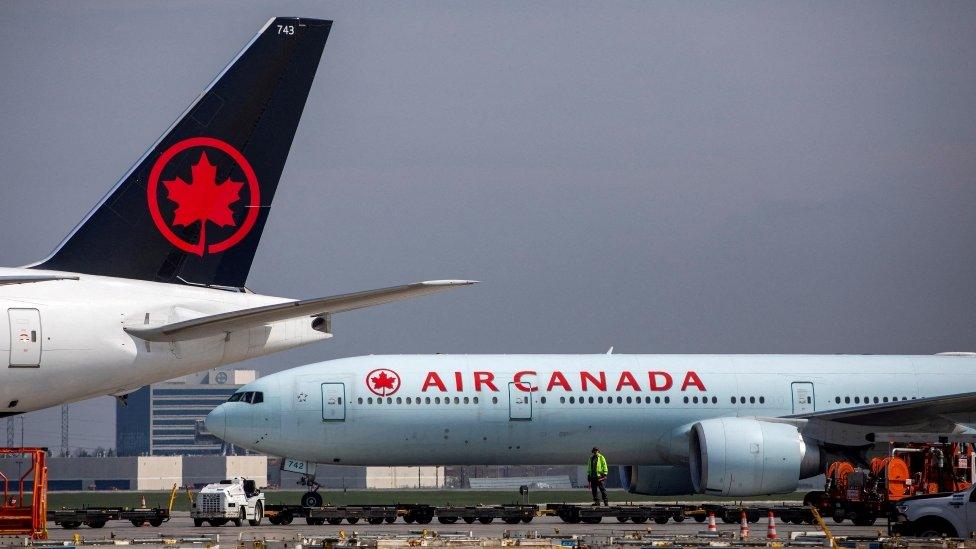 Air Canada planes