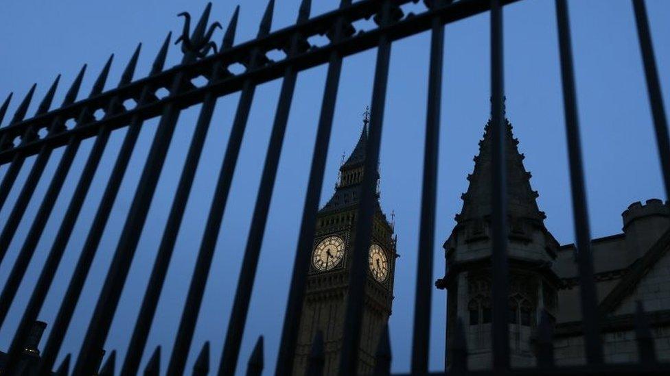 Big Ben in the Elizabeth Tower is seen through railings, at Britain's Parliament buildings in Westminster in London (18 January 2016)