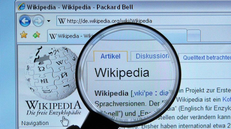 Picture of Wikipedia homepage and a magnifying glass