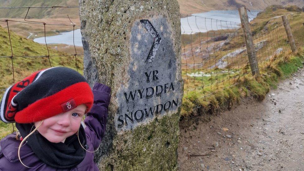 Seren beside a sign for Yr Wyddfa (Snowdon)