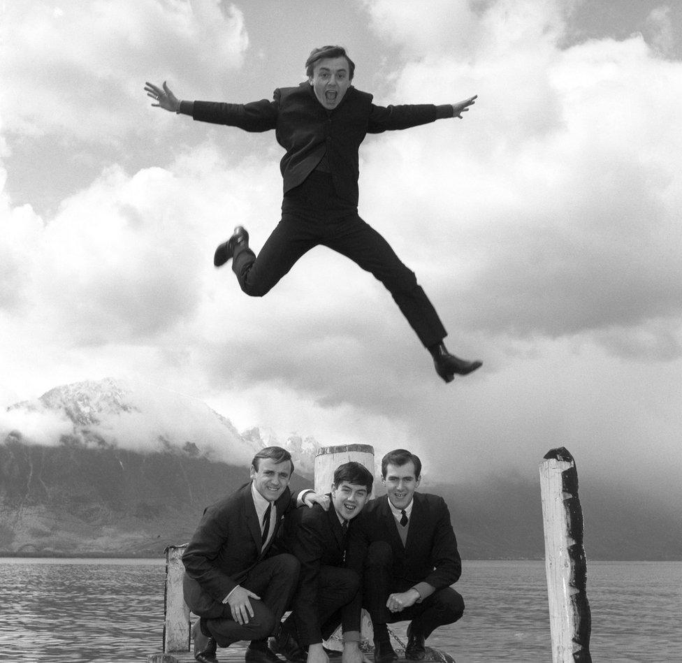 Gerry Marsden leaping over his supporting Pacemakers