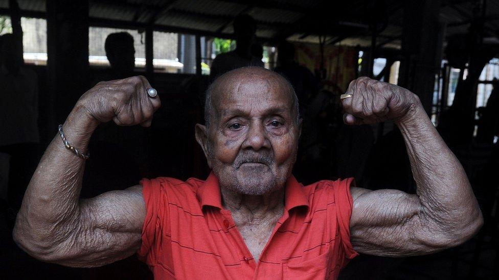 Manohar Aich: Top Indian bodybuilder dies, aged 104 - BBC News