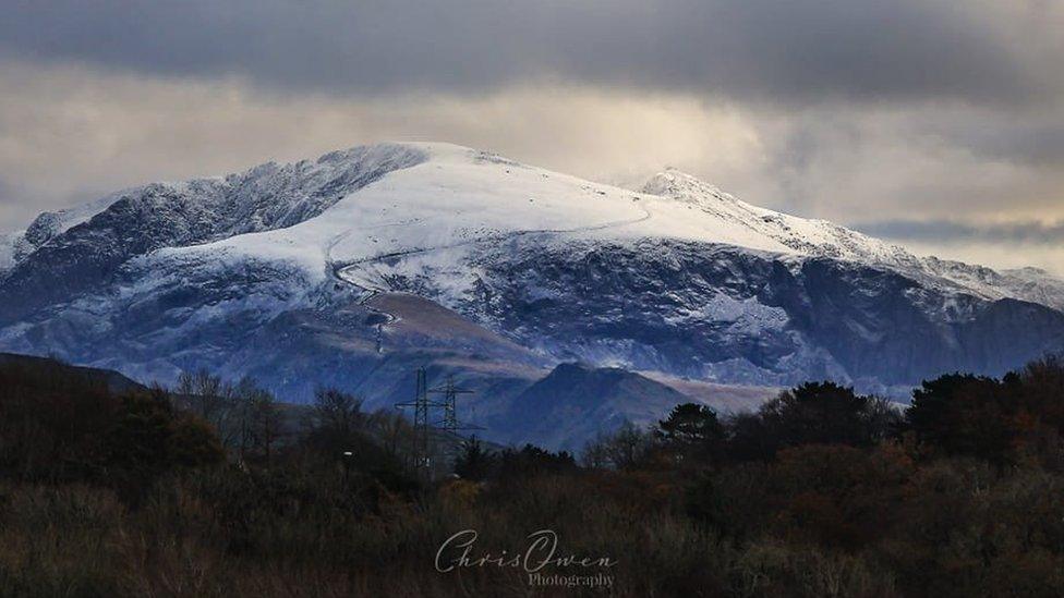 Eira'n drwch ar fynydd uchaf Cymru, Yr Wyddfa