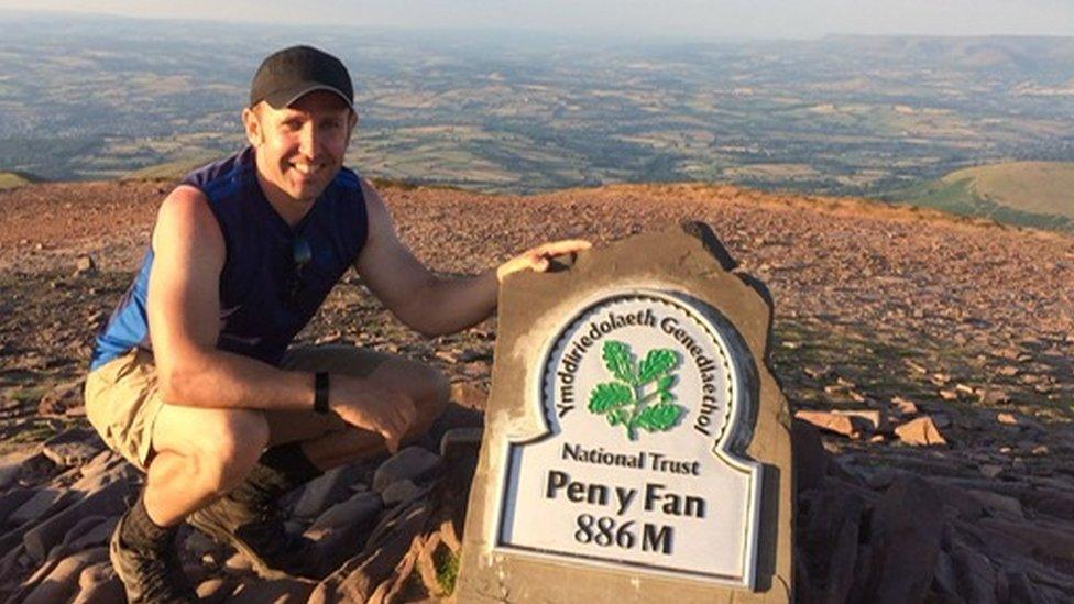 Gareth Evans ar gopa Pen y Fan