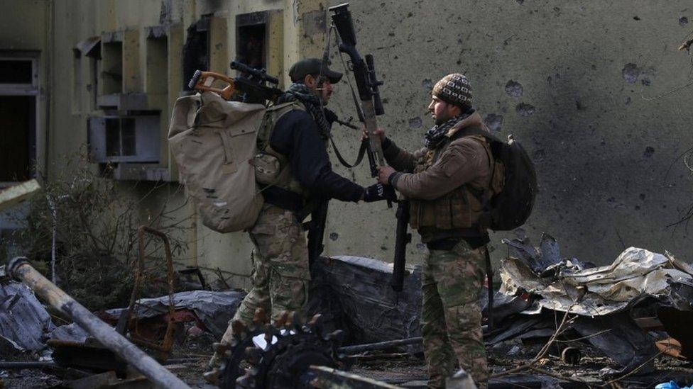 Iraqi forces carry weapons in the Mosul district of Wahda, 8 January 2017