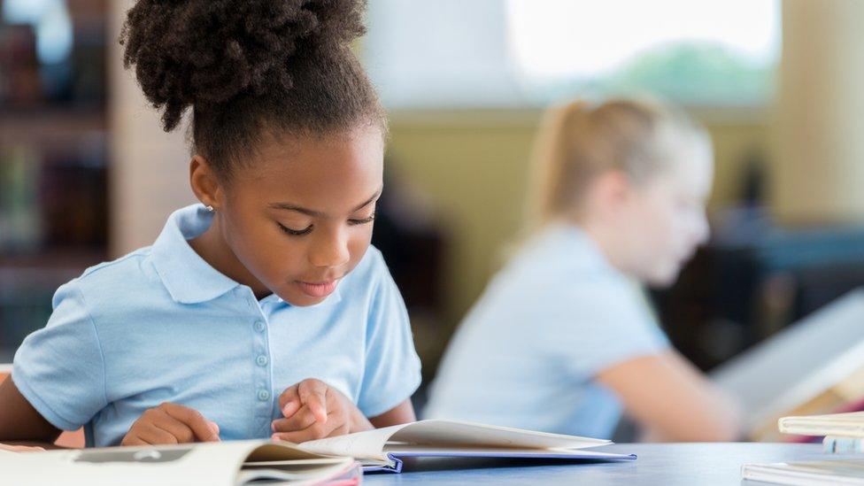 girl-reading.